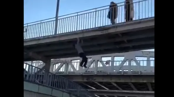 تیک‌تاکر آویزان از پل معلق 2 پایش شکست!