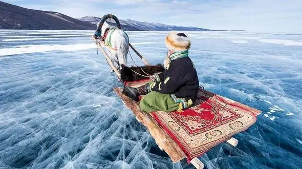 سواری با قالیچه سلیمان روی دریاچه یخی+عکس