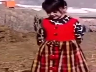 فیلم آواز شاد؛ این دختر بچه قد فندق با دامن چین چین تو روستا چه ناز میرقصه و عشوه میاد