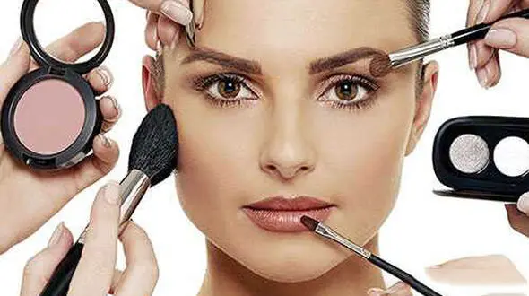 چگونه پوستی صاف هنگام آرایش داشته باشیم/ترفندهای کرم پودر زدن