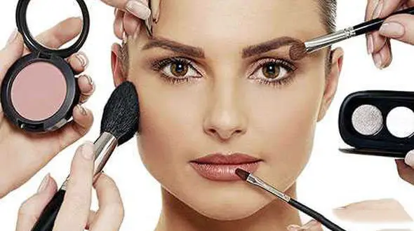 چگونه پوستی صاف هنگام آرایش داشته باشیم/ترفندهای کرم پودر زدن