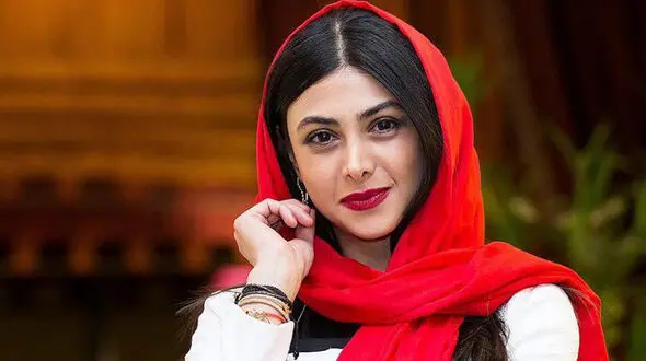 شکل و شمایل نامتعارف آزاده صمدی کنار دریا ! / خانم بازیگر خودش باور ندارد !