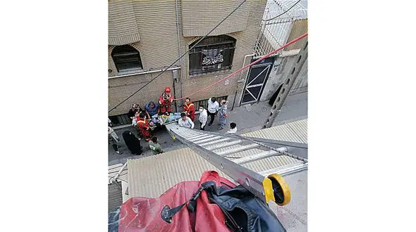 سقوط زن تهرانی از پشت بام ساختمان چهار طبقه + عکس