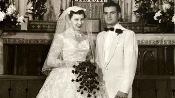 ملاقات دیدنی یک زن و شوهر عاشق پیشه پس از قرنطینه کرونایی+ فیلم