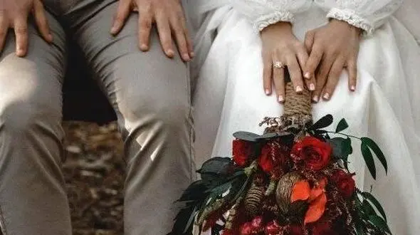 فیلم خواستگاری بی شرمانه دختر جوان از پیرمرد / به خاطر پول زنت می شم !