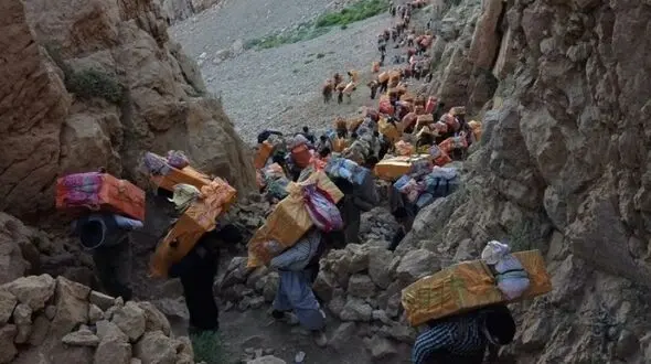 نماینده کردستان :100 هزار کولبر در کشور داریم / فعال اجتماعی: احیا کارخانجات، اشتغال زایی روستایی ، پایان کولبری 