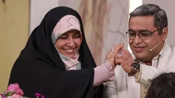 فیلم / سعید عزیزی : خانما بیرون خونه زیبا و شیک .. توی خونه موها  سیم ظرفشویی ../ شوهره میگه این چه شکلیه ...  میگه وای من از اوناش نیستم .. شوهره میگه من 3 تا از اوناش میخوام ...