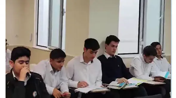 فیلم صدای جادویی پسر دانش آموز درکلاس / با تصنیف خوانی زیبا همه را شوکه کرد