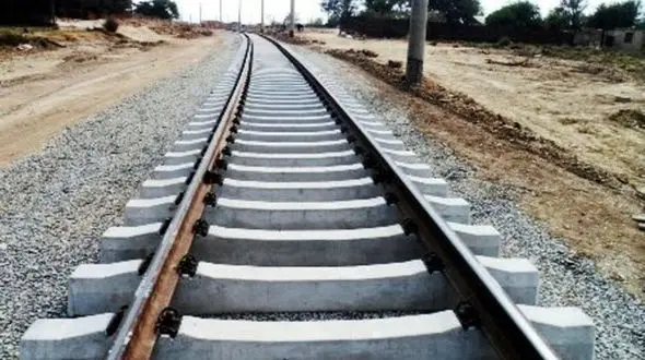 فیلم لحظه وحشتناک سقوط یک مرد روی ریل راه‌آهن