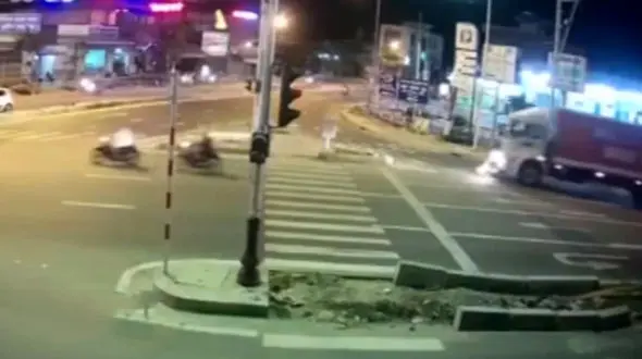 له شدن موتور زیر چرخ‌های تریلی + فیلم و عکس