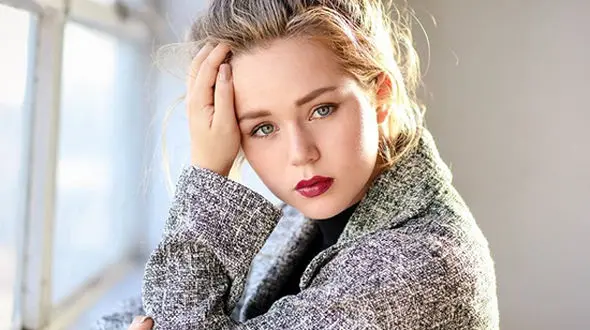 لباس ابرقهرمانی بر تن خانم بازیگر ۱۹ ساله+عکس
