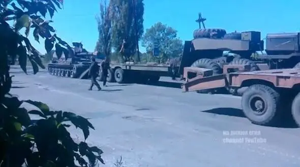 ببینید / لحظه باورنکردنی چپ شدن تانک غول‌پیکر در میدان جنگ!