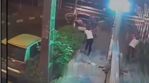 فیلم لحظه سرقت فرش های نفیس توسط سارقان خونسرد