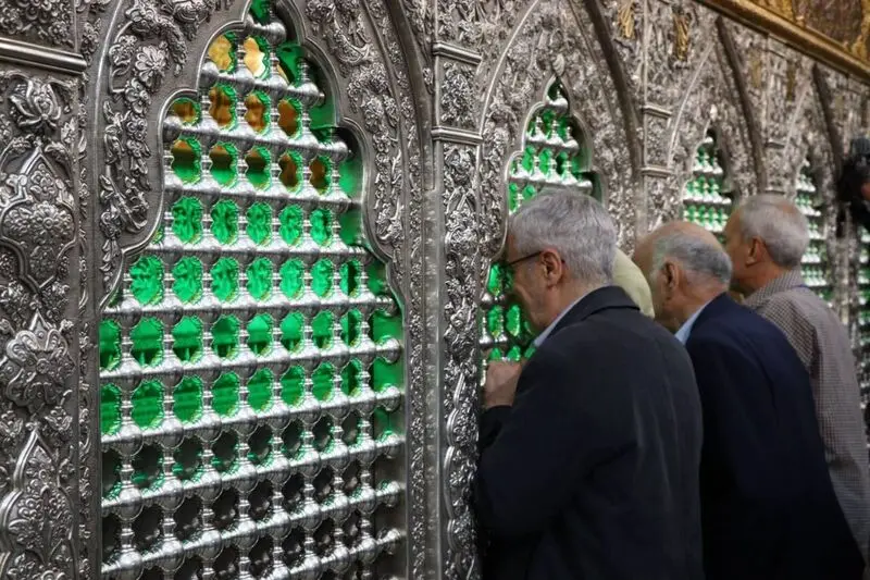 عکسی از سردار باقری در حال زیارت حرم امام حسین (ع)