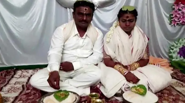 عروسی خلوت یک زوج در هندوستان / کرونا همه را وحشت زده کرد + فیلم