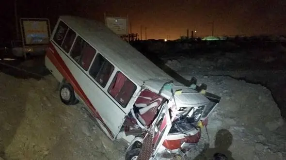 تصادف هولناک مینی بوس حامل 13 کارگران پیمانکاری پتروشیمی بوشهر+ عکس