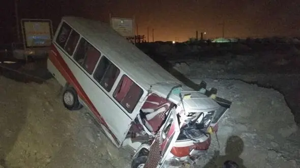 تصادف هولناک مینی بوس حامل 13 کارگران پیمانکاری پتروشیمی بوشهر+ عکس
