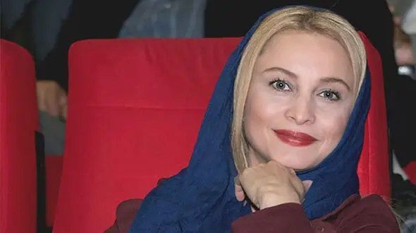 عکس بوسه عاشقانه مریم کاویانی به صورت مرد جذاب ! / خصوصی های خانم بازیگر که منتشر شد !