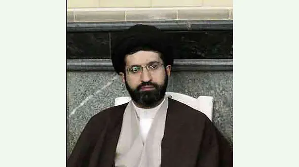 فیلم سلفی گرفتن مردم با فرزند رهبر انقلاب / رفتار صمیمانه در مراسم تشییع آیت‌الله بجنوردی