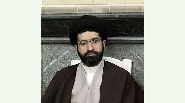 فیلم سلفی گرفتن مردم با فرزند رهبر انقلاب / رفتار صمیمانه در مراسم تشییع آیت‌الله بجنوردی