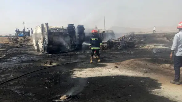 فیلم واژگونی تانکر حامل سوخت در هندیجان / راننده زنده زنده سوخت