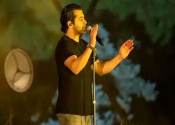 فیلم آواز احساسی/ رضا بهرام من در خطرم بی عشق بدون موزیک با صدای زنده برای طرفدارش تو کنسرت 