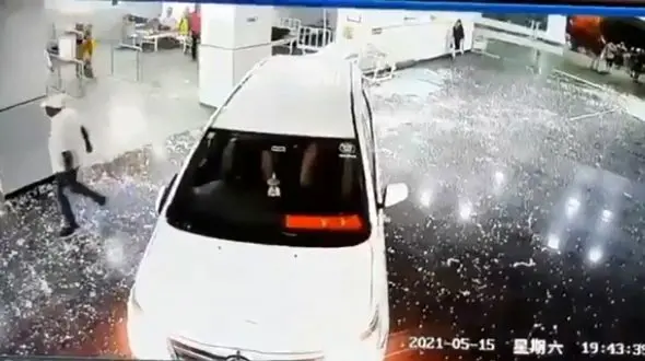 انتقام عجیب از بیمارستان پس از فوت پدر کرونایی + فیلم