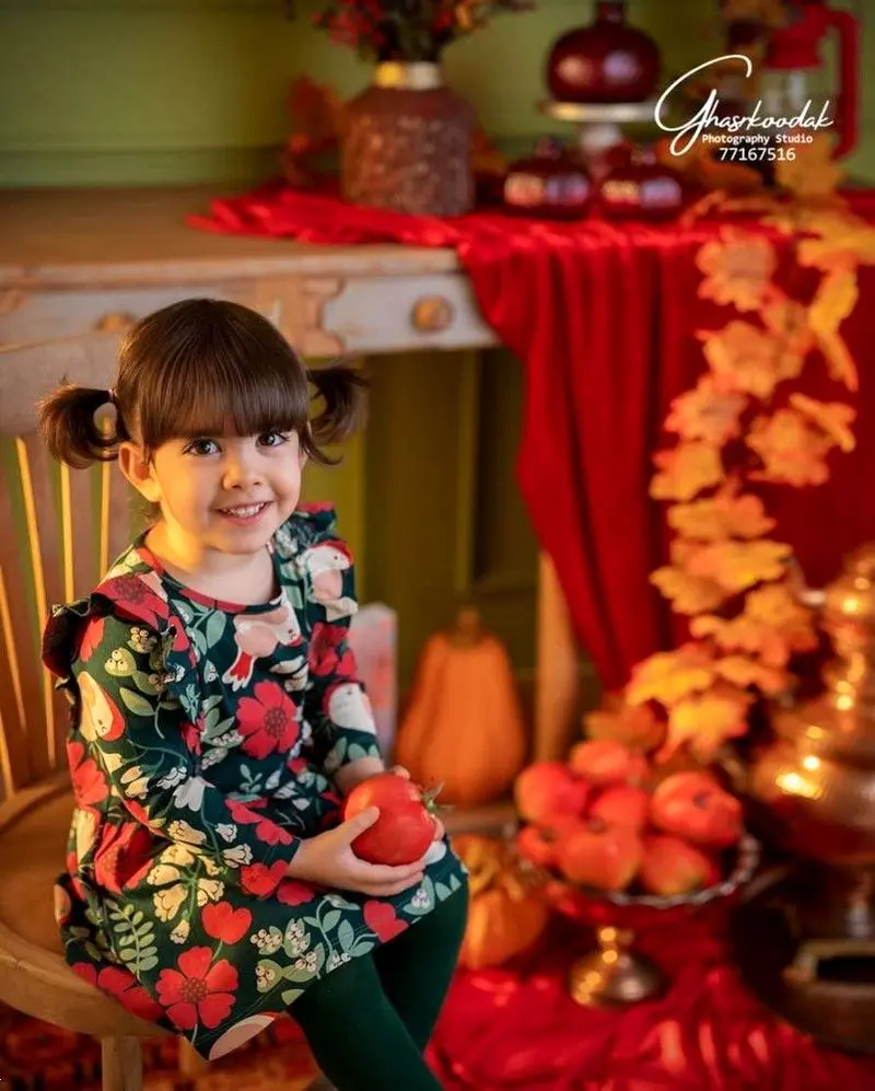 ژست عکس یلدا کودک | ژست عکس شب یلدا 1404 برای کودکان دخترانه و پسرانه آتلیه ای و در خانه