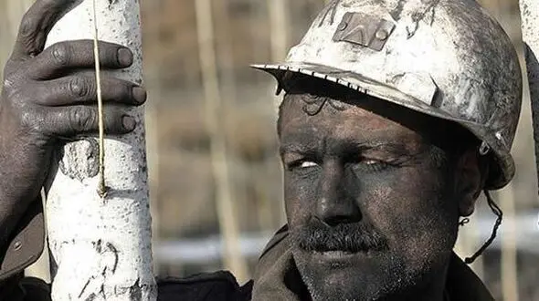 نباید مطالبات کارگری را سیاسی کنیم/ با ما مذاکره کنند، این بهترین و اولین اقدام است 