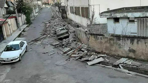 وزش باد شدید جان یک تالشی را گرفت / زیر آوار مدفون شد + عکس ها