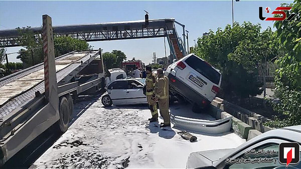 5 عکس از واژگونی هولناک تریلی حامل خودرو در غرب تهران / خودروهای صفر اوراقی شدند