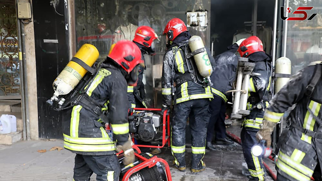 عملیات آتش نشانان برای مهار آتش سوزی مهیب فروشگاه لباس + عکس