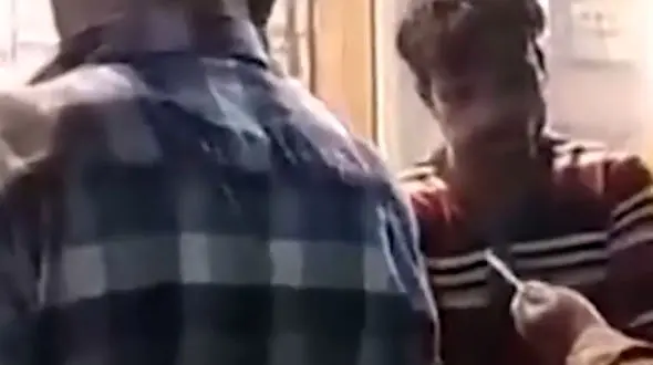 فیلم تهدید ماموران پلیس با مار زنده