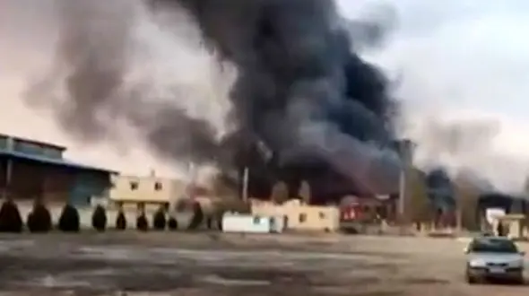 آتش سوزی بزرگ یک واحد تولیدی در تاکستان  + فیلم 