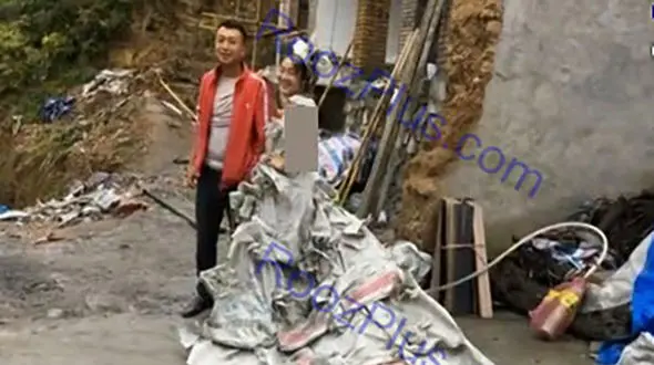 لباس عروس عجیب و غریب با کیسه سیمان +عکس