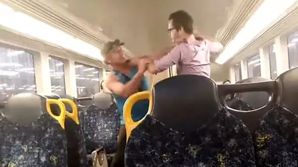 پایان رمانتیک دعوای وحشیانه دو مرد در مترو + فیلم و عکس