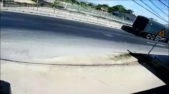 صحنه عجیب از تصادف مرگبار 2 کامیون + فیلم