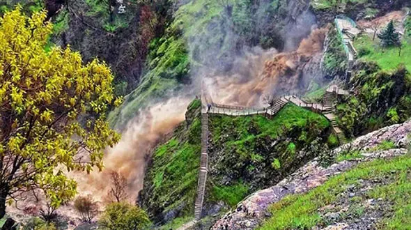 آبشار شلماش سردشت؛ شگفتی خروشان طبیعت 