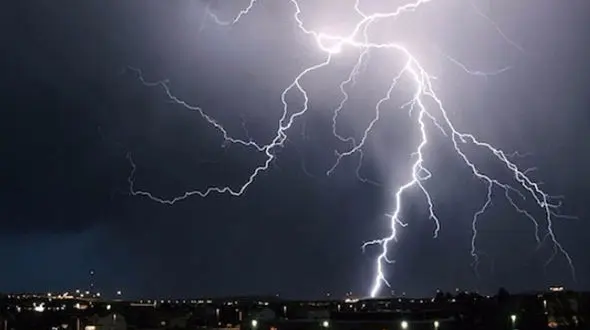  صاعقه به ماشین حمل سوخت زد / در منطقه شمسر سراوان رخ داد