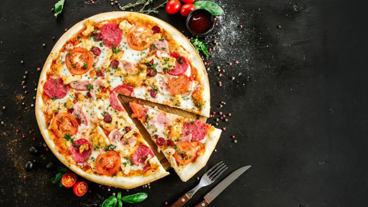 طرز تهیه پیتزای خانگی با خمیر دست ساز نرم و ترد