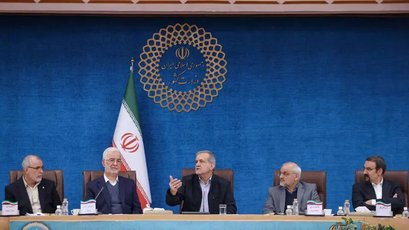  اسکندر مومنی وزیر کشور، امروز( شنبه ۱۱ اسفند ۱۴۰۳ ) در پنجمین نشست استانداران سراسر کشور در دولت چهاردهم که با حضور مسعود پزشکیان رئیس جمهور و هیات همراه در وزارت کشور برگزار شد