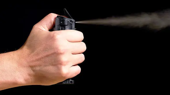 حمله با گاز اشک آور در  هنرستان دخترانه فدک شهر ری ! / ماجرا چه بود ؟!