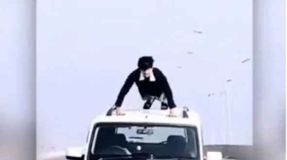 حرکت نمایشی خطرناک راننده روی سقف خودرو + فیلم