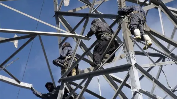 سقوط دکل‌های برق در شادگان بر اثر طوفان 