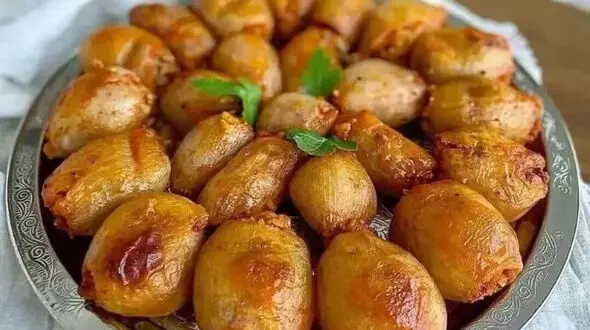 فیلم / طرز تهیه دلمه پیاز مرحله‌ به‌ مرحله