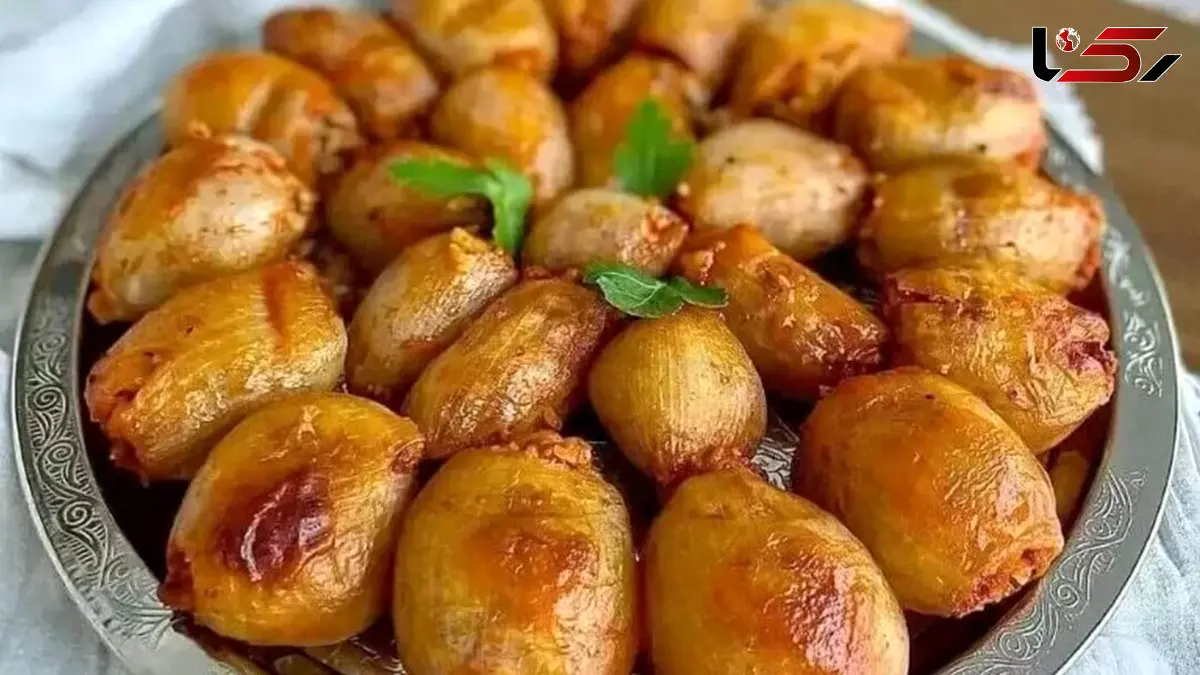 فیلم / طرز تهیه دلمه پیاز مرحله‌ به‌ مرحله
