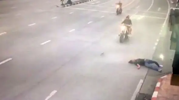 حادثه دلخراش مرگ یک موتور سوار به دلیل سرعت زیاد + فیلم
