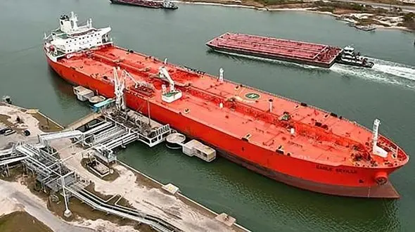 انگلیس ۱۳۵ نفتکش و ۲ شرکت روس را تحریم کرد