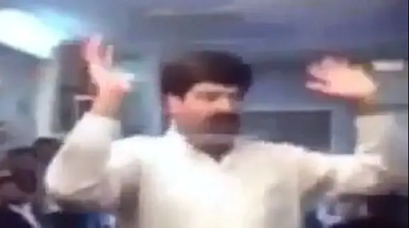 آواز شاد؛ مرد پیرهن سفید تو عروسی مثل پنکه سقفی کنده شده و افتاده رقصید دستاش بیقرارن