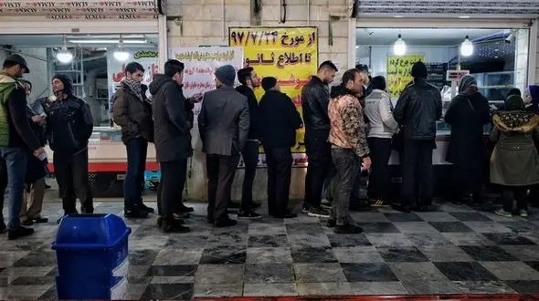 شغل عجیب با درآمد میلیونی؛ صف بِایست، پول بِگیر